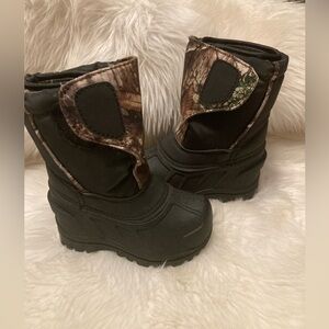 Unisex camo show boots